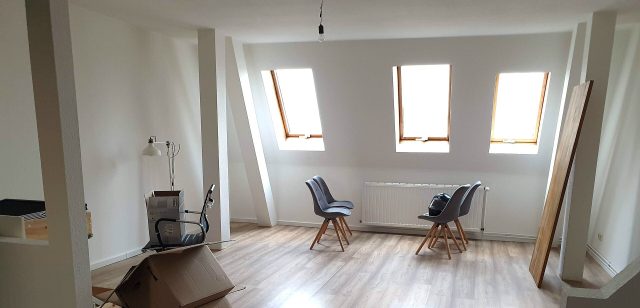 Test room 04: attic odd windows