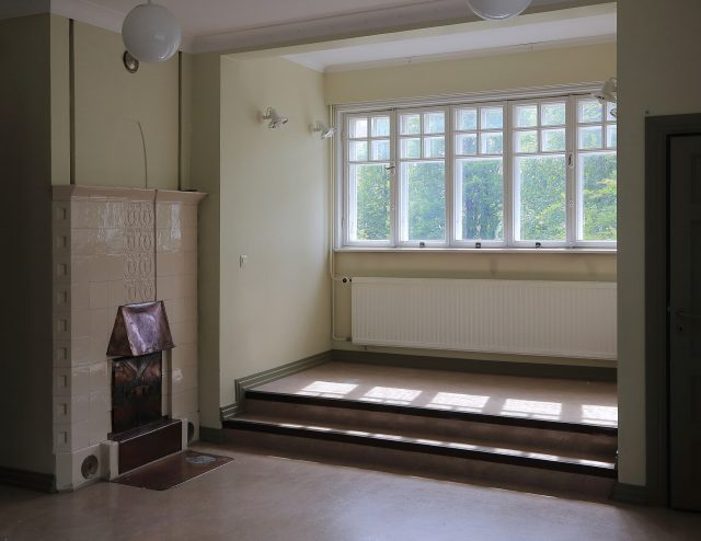 Test room 05: bay window fireplace