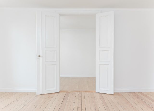 Test room 09: small white room double doors